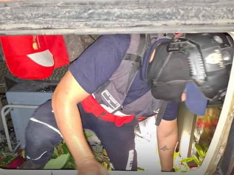 Un muerto y doce heridos tras choque y volcamiento de bus en Quinindé, Esmeraldas