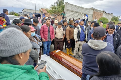 ‘Esperamos que se investigue lo que provocó el siniestro’: dolor y angustia durante retiro de fallecidos de bus que cayó a abismo