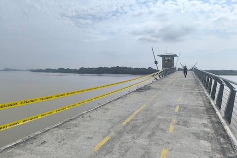 Baranda y tramo de losa de hormigón del puente que conecta con la isla Santay sufrieron afectaciones por choque de embarcación