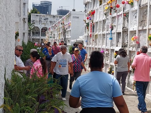La nostalgia por mamá llenó los cementerios en el Día de la Madre con serenatas y recuerdos
