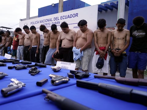 Policía decomisa 17 armas y 1.700 dosis de droga en operativos en Guayaquil y Durán