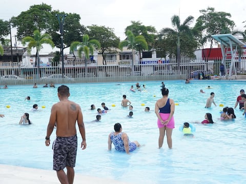 ‘Para el siguiente feriado será la vacación’: guayaquileños que se quedan en la ciudad acuden a piscinas y malecón durante el feriado