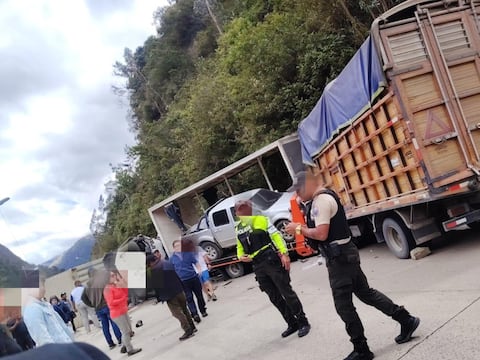 Choque entre camión y tráiler deja varios heridos en la vía Cuenca-Molleturo este sábado 16