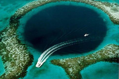 Descubren el agujero azul más profundo conocido del planeta con al menos 420 metros bajo el nivel del mar y aún sin fondo a la vista