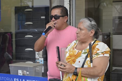 Cantantes no videntes le dan vida al centro de Guayaquil: así organizan sus espacios para trabajar y sostener ingresos diarios