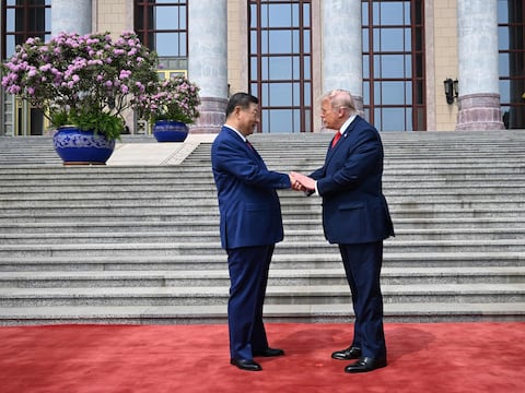Los 10 segundos más tensos de la historia diplomática: el análisis al detalle del saludo entre Trump y Xi que esconde un pacto de iguales