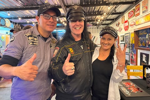 Dave Evans, admirador de Ecuador: el exvocalista de AC/DC eligió el cementerio de Tulcán para su próximo videoclip