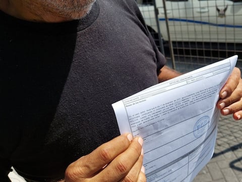 ‘Me encañonaron con un revólver plateado y me dijeron que me baje de la moto’: hombre denuncia el robo en el suburbio de Guayaquil