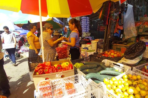 Comerciantes del mercado de Montebello ajustan horarios de ingreso y carga por toque de queda
