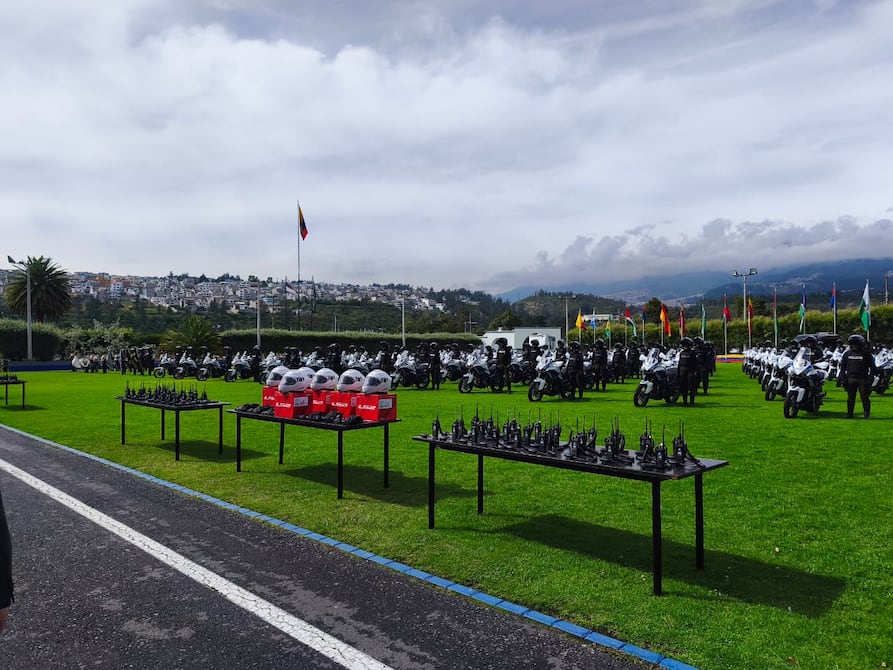 Gobierno de Ecuador entrega equipamiento a la Policía para combatir la inseguridad record