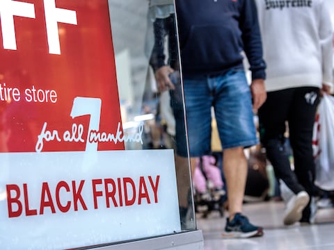 Consumidores de EE. UU. compran en línea 11.800 millones de dólares durante el Black Friday