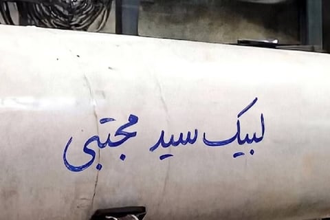 “A su servicio, Sayyid Mojtaba”: el siniestro y agresivo acto simbólico del nuevo líder supremo de Irán contra Israel