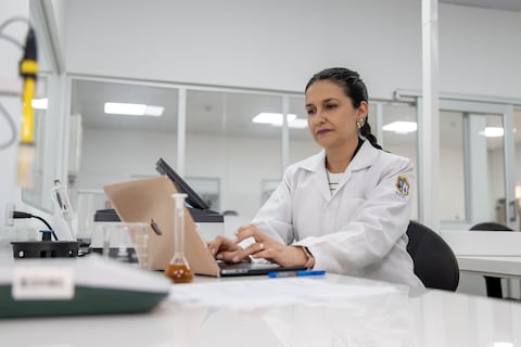 Ecuatorianos desarrollan biosensores que usados con la inteligencia artificial ayudan a la detección temprana del cáncer de mama y cervicouterino