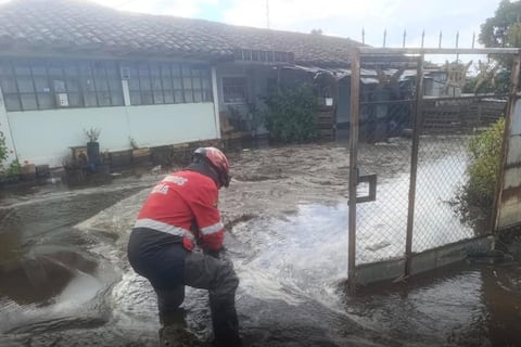 Aluvión en cantón Mejía: varios vehículos quedaron atrapados