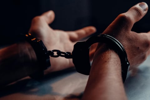 Detienen a sujeto en plantel educativo de Guayaquil por presunto acoso sexual a estudiantes