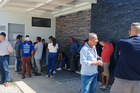 Familiares acuden para reconocer cuerpos calcinados en Santa Elena