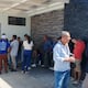 Familiares acuden para reconocer cuerpos calcinados en Santa Elena