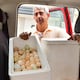 De la tele al campo: el periodista Henry Dueñas se reinventa y recorre Guayaquil entregando lo que produce su finca