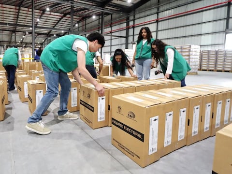 Consulta popular y referéndum: Envío de paquetes electorales para el voto de ecuatorianos en el exterior alcanzó el 100 %