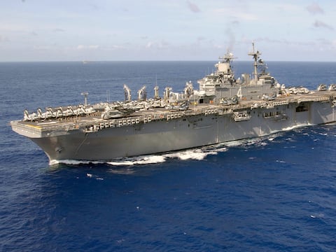 El buque de asalto anfibio USS Boxer zarpa de San Diego: lleva miles de marines, aeronaves y equipo militar rumbo al Pacífico
