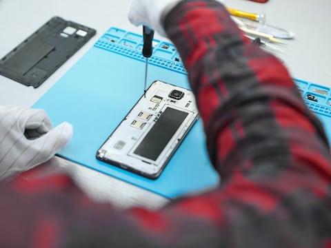 Apple y Samsung obligados a rendirse: la histórica ley europea que prohíbe los móviles imposibles de reparar en 2027