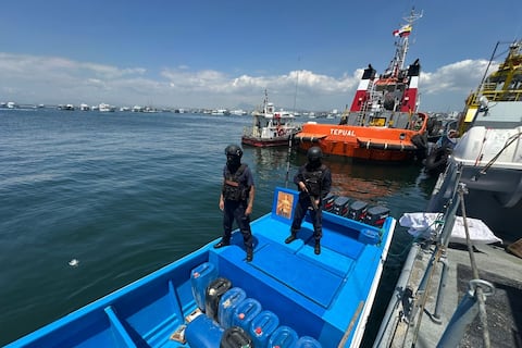 Armada decomisa embarcación vinculada presuntamente al narcotráfico en Puerto Cayo