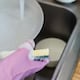 El error que todos cometemos todos los días al lavar los platos y que llena tu cocina de bacterias