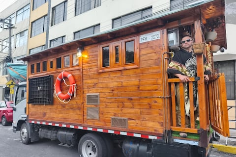 Un exmilitar quiteño construyó una cabaña rodante para paseos familiares