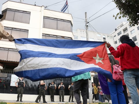 Personal diplomático de la Embajada de Cuba deja Ecuador para cumplir la disposición del gobierno de Daniel Noboa