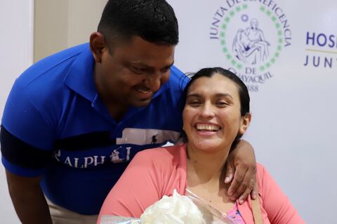 Karina y Ronald, padres de los nuevos quintillizos guayaquileños, recibirán un salario básico durante dos años