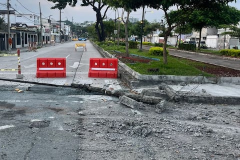 Caída de poste y semáforo provoca cierre vial en la av. Doctor Enrique Ortega Moreira y Jiguas, en Urdesa