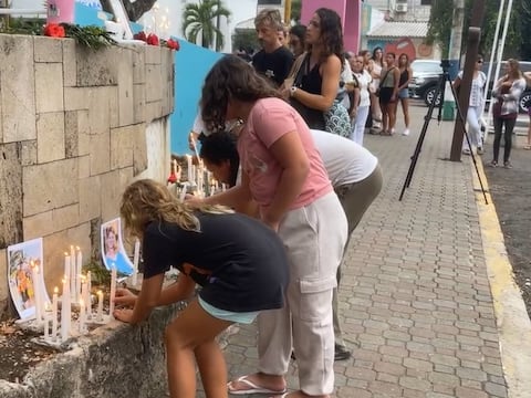 Piden asistencia internacional para aclarar muerte de Mónika Koniuszek: en Manglaralto encendieron velas