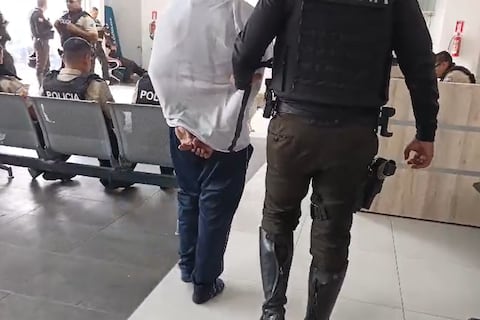 Menor que usaba ropa estudiantil fue aprehendido por alerta de robo en parada de Metrovía