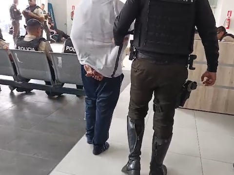 Menor que usaba ropa estudiantil fue aprehendido por alerta de robo en parada de Metrovía