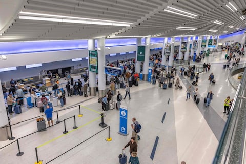 Tránsito aéreo en EE. UU. podría reducirse al mínimo por cierre gubernamental