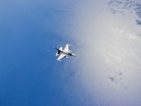 El arma secreta de los cazas de Estados Unidos en Medio Oriente: sirve para detectar, capturar y manipular emisiones de radares y devolver señales alteradas