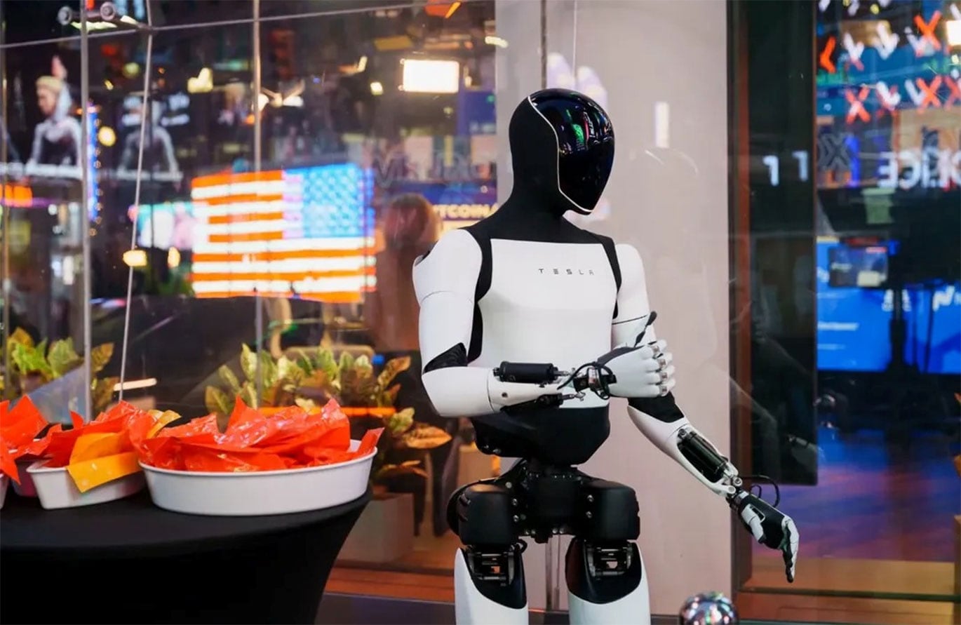 Así entrenan los empleados de Tesla al robot Optimus: “es como ser una ...