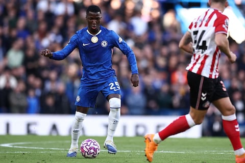 Moisés Caicedo fue titular en la dura caída en casa del Chelsea ante Surderland por Premier League