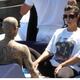 Kourtney Kardashian genera controversia al compartir una foto de su hijo Rocky, de 21 meses, en un barco sin chaleco salvavidas