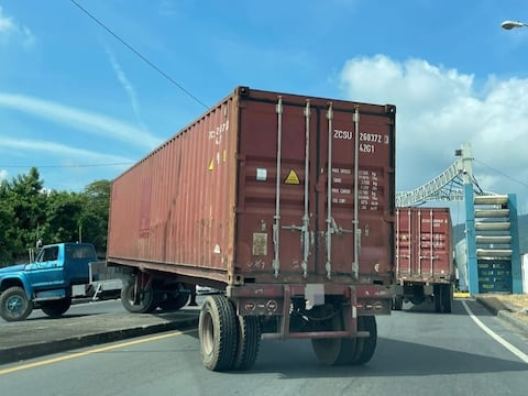 Maniobras de conductores de vehículos pesados complican tránsito en zona de la Prosperina