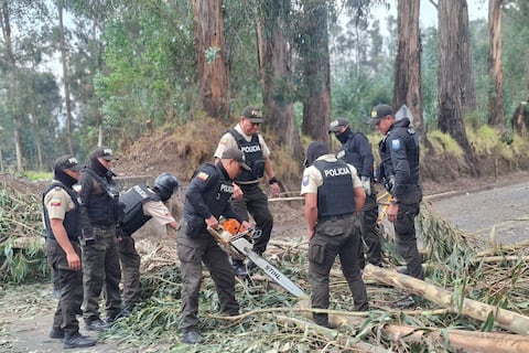 Policías y militares se despliegan para abrir vías y retomar el control en Imbabura