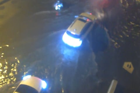 Acumulación de agua se registró en varios sectores de Guayaquil por aguaje