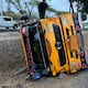 Volqueta perdió pista y terminó en zanja en la vía a la costa