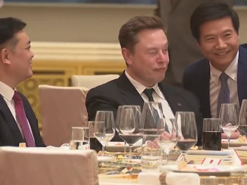 Ni Trump ni Xi pudieron evitarlo: la extraña mueca de Elon Musk que se volvió viral mientras posaba con su mayor rival chino