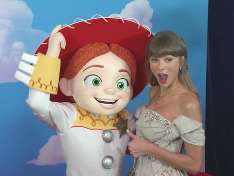 Taylor Swift debuta en el universo de Pixar con el preestreno de ‘Toy Story 5′ en Los Ángeles