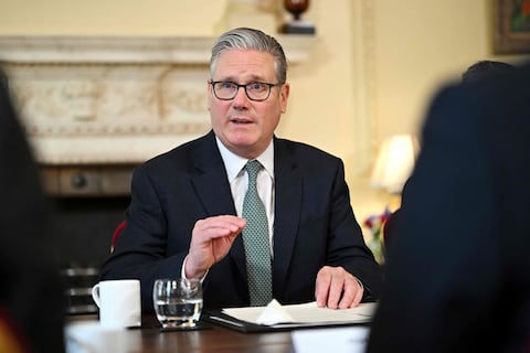 Piden dimisión de primer ministro británico por la fallida verificación del exembajador relacionado con Jeffrey Epstein