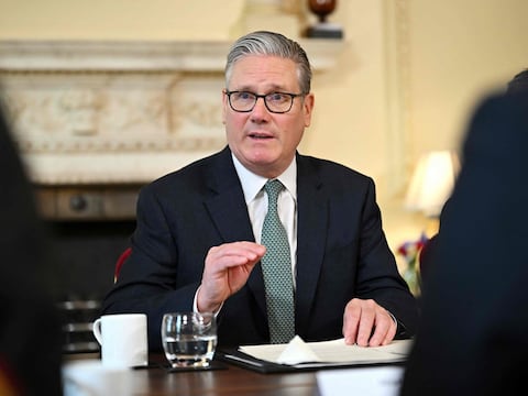 Piden dimisión de primer ministro británico por la fallida verificación del exembajador relacionado con Epstein