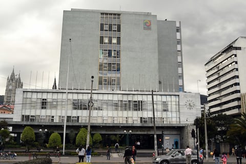 Los dos finalistas a la Presidencia de Ecuador tienen en la mira a las reservas internacionales, pese a ser ilegal