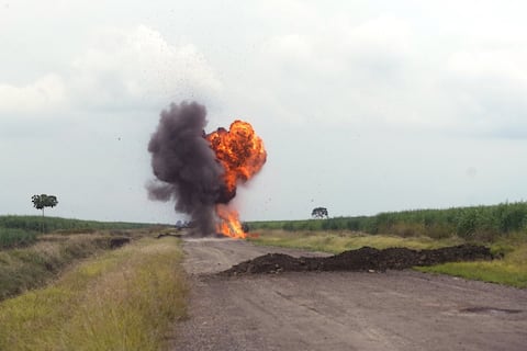 Fuerzas Armadas destruyen pista clandestina en Milagro: tecnología satelital y sobrevuelos de drone pusieron al descubierto este espacio