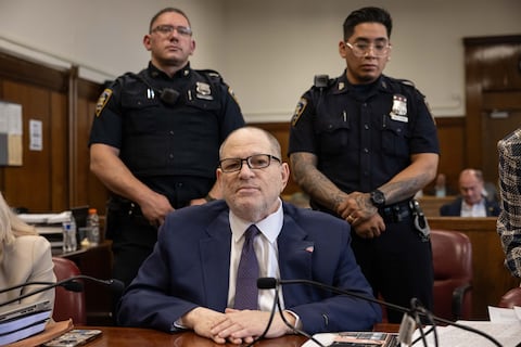 Fiscalía exhibe fotos de Harvey Weinstein con Bill Clinton y la reina Isabel II